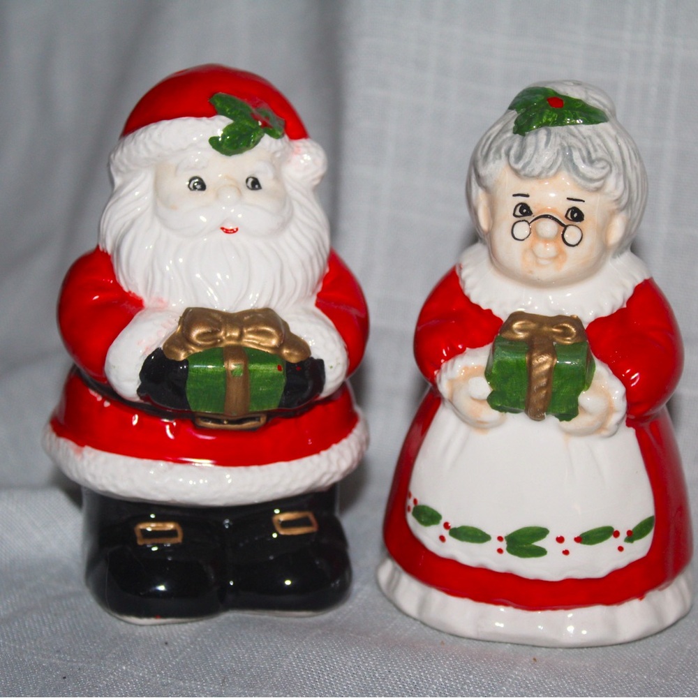 NEW Christmas Santa and Mrs Claus salt and pepper shakers